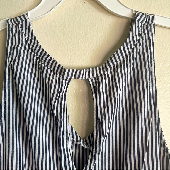 Old Navy Women's Striped Sleeveless V-Neck Keyhole | XL - Picture 6 of 6